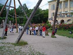 Rhythmus-Impuls-Schaukel vor dem Schloss