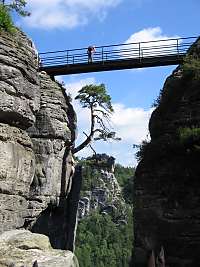 Blick auf die Eisenkonstruktion der Neurathener Burgruine auf der Bastei